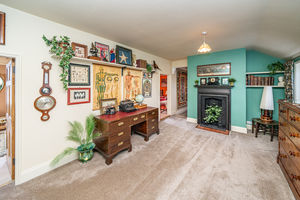 1ST FLOOR SITTING ROOM/MIDDLE LANDING- click for photo gallery